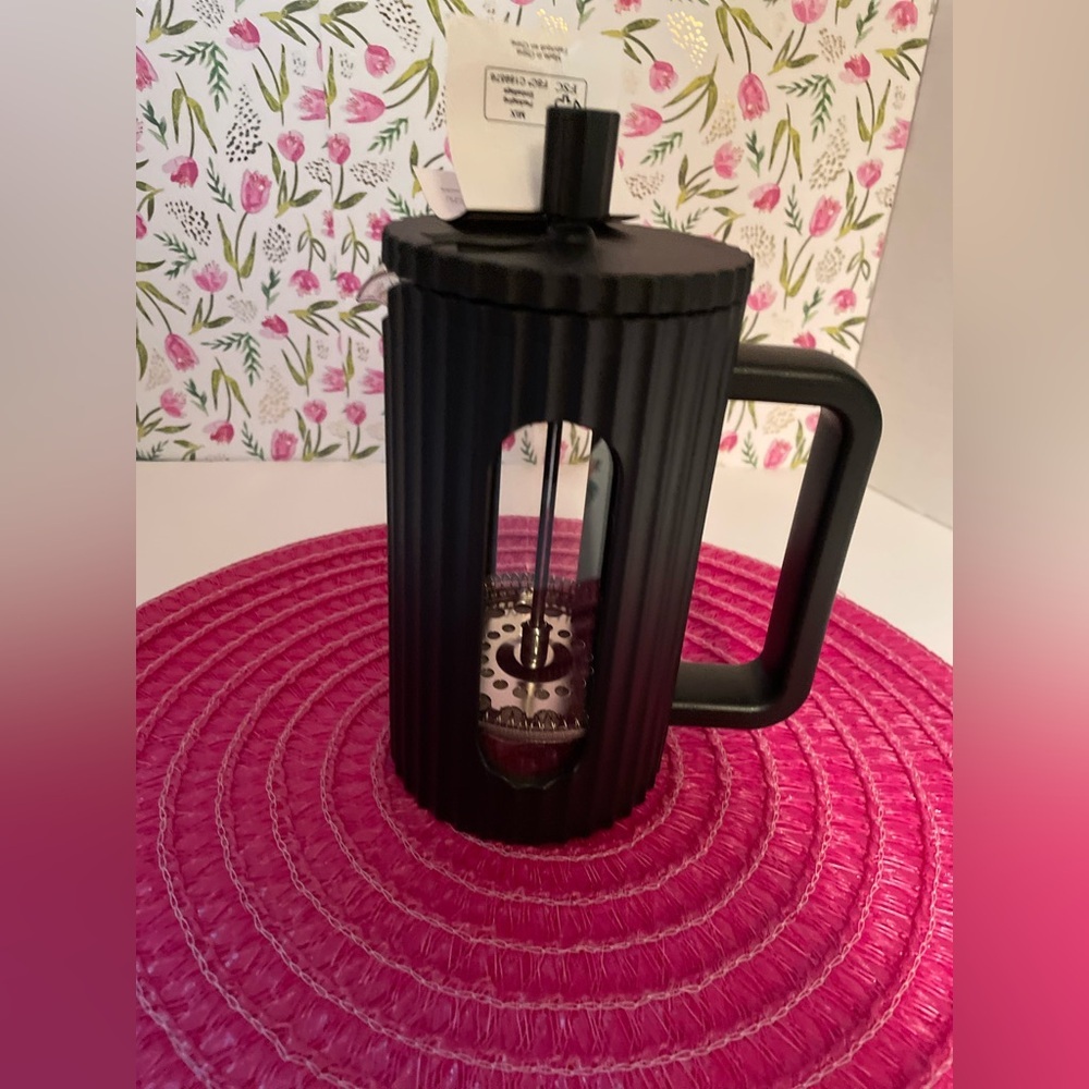 Well Equipped Kitchen 20oz. Black Coffee press. Screw top, roughly 6 in. Height
